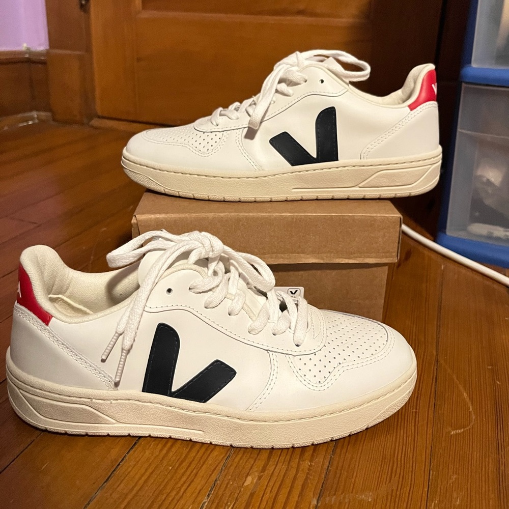 Never been worn Veja V-10 Sneaker in Extra White Nautico Pekin in size 40 or 9